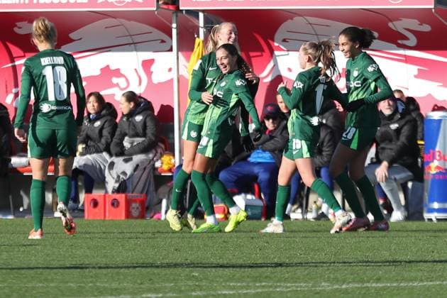 Google Pixel Womens Bundesliga, RB Leipzig VfL Wolfsburg 23 11 2025 Goal Cheering at Kessya Bussy 19, VfL Wolfsburg and team after scoring 0 2 Soccer, Google Pixel Womens Bundesliga, Season 2025 2026, Matchday 11 RB Leipzig vs VfL Wolfsburg on 23 11 2025, Training Center Cottaweg, Leipzig DFB REGULATIONS PROHIBIT ANY USE OF PHOTOGRAPHS AS IMAGE SEQUENCES AND OR QUASI VIDEO Copyright: xBEAUTIFULxSPORTS JanxKaeferx
