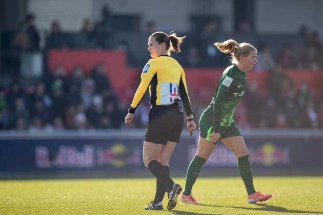 GER, Leipzig, Football, Google Pixel Womens Bundesliga, Matchday 11, RB Leipzig vs VFL Wolfsburg pictured from left Selina Menzel referee, with WE 29 inscription on the jersey DFB Candidature Womens World Cup 2029 23 11 2025, RB Leipzig Training Academy, Cottaweg Leipzig DFB REGULATIONS PROHIBIT ANY USE OF PHOTOGRAPHS AS IMAGE SEQUENCES AND OR QUASI VIDEO, Copyright: HMBxMedia PaulxFritz