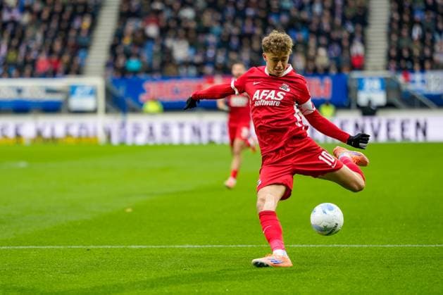 2025-11-23 SC Heerenveen v AZ Alkmaar - Dutch Eredivisie HEERENVEEN, NETHERLANDS - NOVEMBER 23: Sven Marijn Mijnans of AZ Alkmaar shoots at goal during the Dutch Eredivisie match between SC Heerenveen and AZ Alkmaar at Abe Lenstra Stadion on November 23, 2025 in Heerenveen, Netherlands. Heerenveen Abe Lenstra Stadion Netherlands Content not available for redistribution in The Netherlands directly or indirectly through any third parties. Copyright: xEdxvanxdexPolx
