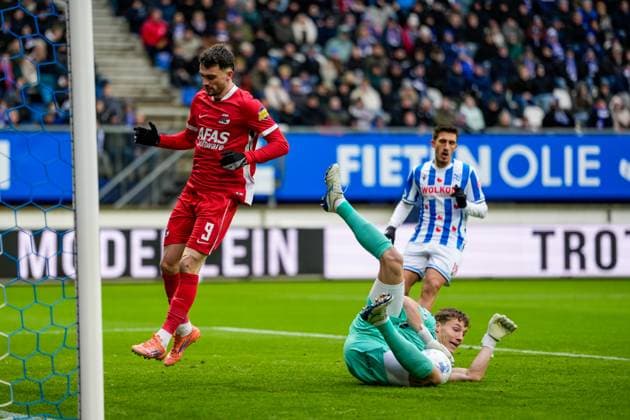 2025-11-23 SC Heerenveen v AZ Alkmaar - Dutch Eredivisie HEERENVEEN, NETHERLANDS - NOVEMBER 23: Troy Daniel Parrott of AZ Alkmaar looks dejected after missing a chance during the Dutch Eredivisie match between SC Heerenveen and AZ Alkmaar at Abe Lenstra Stadion on November 23, 2025 in Heerenveen, Netherlands. Heerenveen Abe Lenstra Stadion Netherlands Content not available for redistribution in The Netherlands directly or indirectly through any third parties. Copyright: xEdxvanxdexPolx