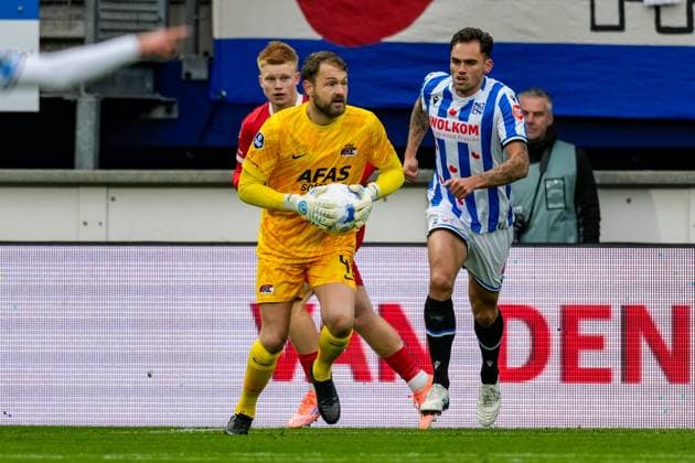2025-11-23 SC Heerenveen v AZ Alkmaar - Dutch Eredivisie HEERENVEEN, NETHERLANDS - NOVEMBER 23: Goalkeeper Jeroen Zoet of AZ Alkmaar looks on during the Dutch Eredivisie match between SC Heerenveen and AZ Alkmaar at Abe Lenstra Stadion on November 23, 2025 in Heerenveen, Netherlands. Heerenveen Abe Lenstra Stadion Netherlands Content not available for redistribution in The Netherlands directly or indirectly through any third parties. Copyright: xEdxvanxdexPolx
