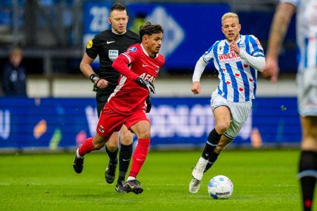2025-11-23 SC Heerenveen v AZ Alkmaar - Dutch Eredivisie HEERENVEEN, NETHERLANDS - NOVEMBER 23: Weslley Pinto Batista of AZ Alkmaar runs with the ball during the Dutch Eredivisie match between SC Heerenveen and AZ Alkmaar at Abe Lenstra Stadion on November 23, 2025 in Heerenveen, Netherlands. Heerenveen Abe Lenstra Stadion Netherlands Content not available for redistribution in The Netherlands directly or indirectly through any third parties. Copyright: xEdxvanxdexPolx