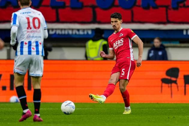 2025-11-23 SC Heerenveen v AZ Alkmaar - Dutch Eredivisie HEERENVEEN, NETHERLANDS - NOVEMBER 23: Alexandre Penetra of AZ Alkmaar passes the ball during the Dutch Eredivisie match between SC Heerenveen and AZ Alkmaar at Abe Lenstra Stadion on November 23, 2025 in Heerenveen, Netherlands. Heerenveen Abe Lenstra Stadion Netherlands Content not available for redistribution in The Netherlands directly or indirectly through any third parties. Copyright: xEdxvanxdexPolx