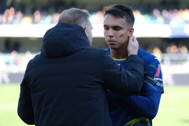 Giovane Santana Do Nascimento of Hellas Verona FC speaks with Paolo Zanetti, head coach of Hellas Verona FC during the soccer match between Hellas Verona FC and Parma Calcio, MD12 of Serie A Enilive Italian soccer championship 2025 2026 at Marcantonio Bentegodi Stadium on November 23, 2025, Verona, Italy.  Copyright: xRobertoxTommasini IPAxSportx xipa-agency.netx xx IPA_68290436 IPA_Agency_IPA68290436