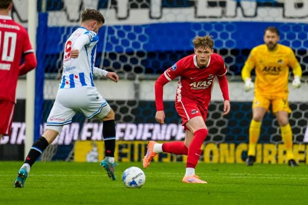 2025-11-23 SC Heerenveen v AZ Alkmaar - Dutch Eredivisie HEERENVEEN, NETHERLANDS - NOVEMBER 23: Maxim Dekker of AZ Alkmaar looks on during the Dutch Eredivisie match between SC Heerenveen and AZ Alkmaar at Abe Lenstra Stadion on November 23, 2025 in Heerenveen, Netherlands. Heerenveen Abe Lenstra Stadion Netherlands Content not available for redistribution in The Netherlands directly or indirectly through any third parties. Copyright: xEdxvanxdexPolx