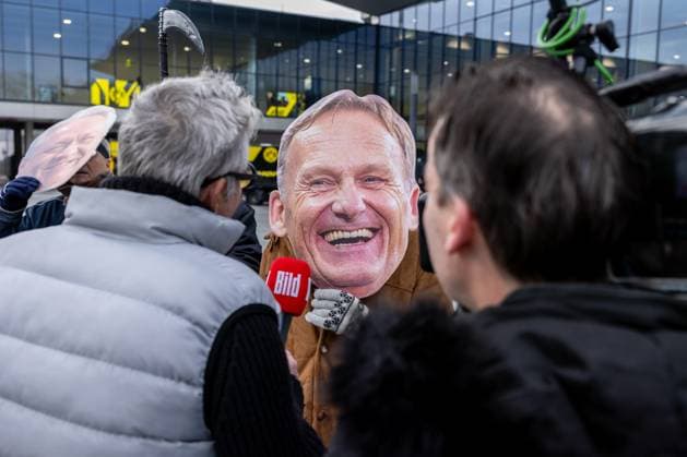 23 11 2025, Football, Season 2025 2026, 1 Bundesliga, General Meeting Borussia Dortmund, BILD Interview with a critic of the Rheinmetall deal wearing a mask of Chairman of the Management Board Hans Joachim Watzke Borussia Dortmund, Dortmund Messe Wetsfalenhalle NRW Germany xRHR PHOTO DEx Copyright: DennisxEwert RHR-FOTOx RHR-FOTO DE