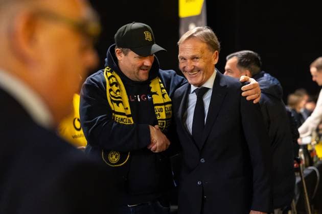 23 11 2025, Football, Season 2025 2026, 1 Bundesliga, General Meeting Borussia Dortmund, Chairman of the Management Hans Joachim Watzke Borussia Dortmund together with a fan, Dortmund Messe Wetsfalenhalle NRW Germany xRHR PHOTO DEx Copyright: DennisxEwert RHR-FOTOx RHR-FOTO DE