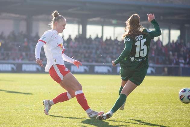 GER, Leipzig, Football, Google Pixel Womens Bundesliga, Matchday 11, RB Leipzig vs VFL Wolfsburg pictured from l Victoria Krug RB Leipzig 20 , Janou Levels VFL Wolfsburg 15 , Zweikampf 23 11 2025, RB Leipzig Training Academy, Cottaweg Leipzig DFB REGULATIONS PROHIBIT ANY USE OF PHOTOGRAPHS AS IMAGE SEQUENCES AND OR QUASI VIDEO, Copyright: HMBxMedia PaulxFritz