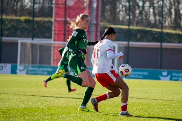 GER, Leipzig, Soccer, Google Pixel Womens Bundesliga, Matchday 11, RB Leipzig vs VFL Wolfsburg in picture from l Ella Peddemors VFL Wolfsburg 05 , Lisa Baum RB Leipzig 11 , Zweikampf 23 11 2025, RB Leipzig Training Academy, Cottaweg Leipzig DFB REGULATIONS PROHIBIT ANY USE OF PHOTOGRAPHS AS IMAGE SEQUENCES AND OR QUASI VIDEO, Copyright: HMBxMedia PaulxFritz