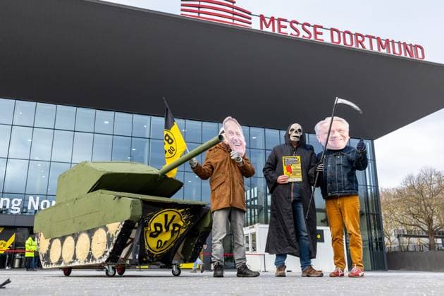 23 11 2025, Football, Season 2025 2026, 1 Bundesliga, General Meeting Borussia Dortmund, Protest against the sponsorship of Rheinmetall, People wear the masks of CEO Armin Papperger Rheinmetall and Chairman of the Management Hans Joachim Watzke Borussia Dortmund , Dortmund Messe Wetsfalenhalle NRW Germany xRHR PHOTO DEx Copyright: DennisxEwert RHR-FOTOx RHR-FOTO DE
