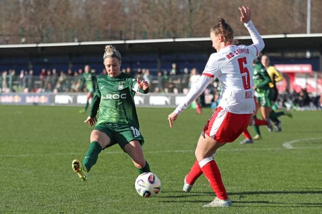 Google Pixel Women Bundesliga, RB Leipzig VfL Wolfsburg 23 11 2025 Svenja Huth 10, VfL Wolfsburg vs Julia Magerl 5, RB Leipzig Soccer, Google Pixel Women Bundesliga, Season 2025 2026, 11 Matchday RB Leipzig vs VfL Wolfsburg on 23 11 2025, Training Center Cottaweg, Leipzig DFB REGULATIONS PROHIBIT ANY USE OF PHOTOGRAPHS AS IMAGE SEQUENCES AND OR QUASI VIDEO Copyright: xBEAUTIFULxSPORTS JanxKaeferx