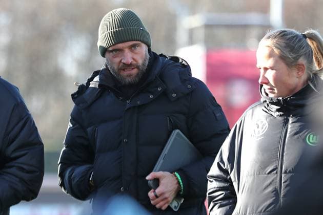 Google Pixel Womens Bundesliga, RB Leipzig VfL Wolfsburg 23 11 2025 Coach Stephan Lerch VfL Wolfsburg Football, Google Pixel Womens Bundesliga, Season 2025 2026, 11 Matchday RB Leipzig vs VfL Wolfsburg on 23 11 2025, Training Center Cottaweg, Leipzig DFB REGULATIONS PROHIBIT ANY USE OF PHOTOGRAPHS AS IMAGE SEQUENCES AND OR QUASI VIDEO Copyright: xBEAUTIFULxSPORTS JanxKaeferx