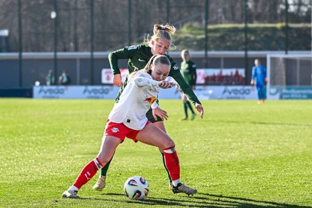 Soccer I Women I Season 2025 2026 I Bundesliga I 11 Matchday I RB Leipzig VfL Wolfsburg I 23 11 2025 Duel Annabel Schasching 16, Rasenballsport Leipzig vs Ella Peddemors 5, VfL Wolfsburg Leipzig RB Training Center, Cottaweg 7 Saxony Germany Copyright: xLobeca InesxHähnelx