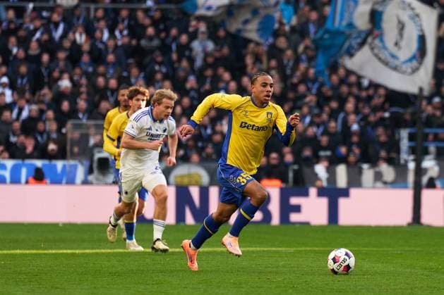 Noah Nartey of Brondby runs with the ball during the Superliga derby match between FC Copenhagen and Brondby at Parken on November 23, 2025 in Copenhagen, Denmark (Photo by Camilla Stolen Imago) Copenhagen Denmark Copyright: xCamillaxStolenx L1093605