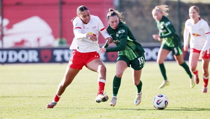 Leipzig, 23 11 2025, Red Bull Campus, Soccer, 1 Bundesliga, Women 11 Matchday , RB Leipzig vs Vfl Wolfsburg , Pictured from left Lisa Baum 11, Leipzig , Janou Levels 15, Wolfsburg , For editorial use only Only editorial use , DFL DFB regulations prohibit any use of photographs as image sequences and or quasi video ,