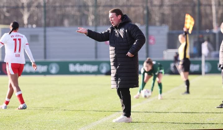 Leipzig, 23 11 2025, Red Bull Campus, Soccer, 1 Bundesliga, Women 11 Matchday , RB Leipzig vs Vfl Wolfsburg , In the picture Coach Jonas Stephan RB Leipzig , For editorial use only , DFL DFB regulations prohibit any use of photographs as image sequences and or quasi video ,