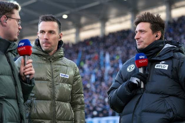 23 11 2025, xhettx, Soccer 2 Bundesliga, Karlsruher SC SV Elversberg v l Christian Eichner Karlsruher SC, Coach and Vincent Wagner SV Elversberg, Coach DFL DFB REGULATIONS PROHIBIT ANY USE OF PHOTOGRAPHS as IMAGE SEQUENCES and or QUASI VIDEO Karlsruhe