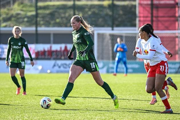 Soccer I Women I Season 2025 2026 I Bundesliga I 11 Matchday I RB Leipzig VfL Wolfsburg I 23 11 2025 Camilla Küver 16, VfL Wolfsburg dribbles with the ball Crop, close-up, portrait, portrait, single photo, single image, body Leipzig RB Training Center, Cottaweg 7 Saxony Germany Copyright: xLobeca InesxHähnelx