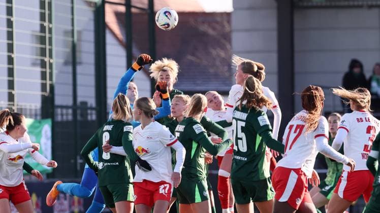 Leipzig, 23 11 2025, Red Bull Campus, Soccer, 1 Bundesliga, Women 11 Matchday , RB Leipzig vs Vfl Wolfsburg , In the picture Scene in the Wolfsburg penalty area with goalkeeper Stina Johannes 1, Wolfsburg , For editorial use only Only editorial use , DFL DFB regulations prohibit any use of photographs as image sequences and or quasi video ,