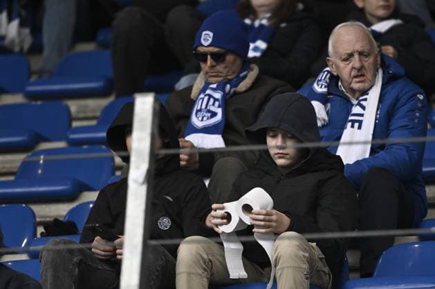 Fans throw toilet paper on the pitch at a soccer match between KRC Genk and KV Mechelen, Sunday 23 November 2025 in Genk, a game of day 15 of the 2025-2026 Jupiler Pro League first division of the Belgian championship. JOHAN EYCKENS JohanxEyckens  x143628033x