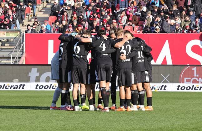 23 11 2025 Soccer Season 2025 2026 2 Soccer Bundesliga 13 Matchday 1 FC Nürnberg FCN Club DSC Arminia Bielefeld Sportfoto Zink DaMa xdaxmax DFL regulations prohibit any use of photographs as image sequences and or quasi video only for editorial use Team Team of FCN before the start of the match