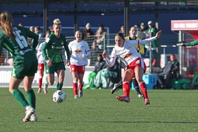 Google Pixel Frauen Bundesliga, RB Leipzig VfL Wolfsburg 23 11 2025 Gina Chmielinski 10, RB Leipzig Fußball, Google Pixel Frauen Bundesliga, Saison 2025 2026, 11 Spieltag RB Leipzig vs VfL Wolfsburg am 23 11 2025, Trainingszentrum Cottaweg, Leipzig DFB REGULATIONS PROHIBIT ANY USE OF PHOTOGRAPHS AS IMAGE SEQUENCES AND OR QUASI VIDEO Copyright: xBEAUTIFULxSPORTS JanxKaeferx