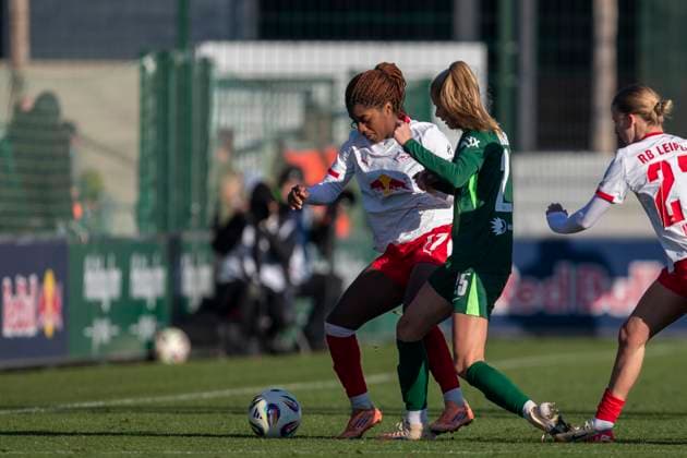 GER, Leipzig, Soccer, Google Pixel Womens Bundesliga, Matchday 11, RB Leipzig vs VFL Wolfsburg in picture f l Delice Boboy RB Leipzig 17 , Vivien Endemann VFL Wolfsburg 25 , duel, 23 11 2025, RB Leipzig Training Academy, Cottaweg Leipzig DFB REGULATIONS PROHIBIT ANY USE OF PHOTOGRAPHS AS IMAGE SEQUENCES AND OR QUASI VIDEO, Copyright: HMBxMedia PaulxFritz
