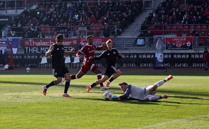 23 11 2025 Soccer season 2025 2026 2 Soccer Bundesliga 13 Matchday 1 FC Nürnberg FCN Club DSC Arminia Bielefeld Sportfoto Zink DaMa xdaxmax DFL regulations prohibit any use of photographs as image sequences and or quasi video only for editorial use Jan Reichert 1, 1 FC Nürnberg FCN wirf sich nach Ball