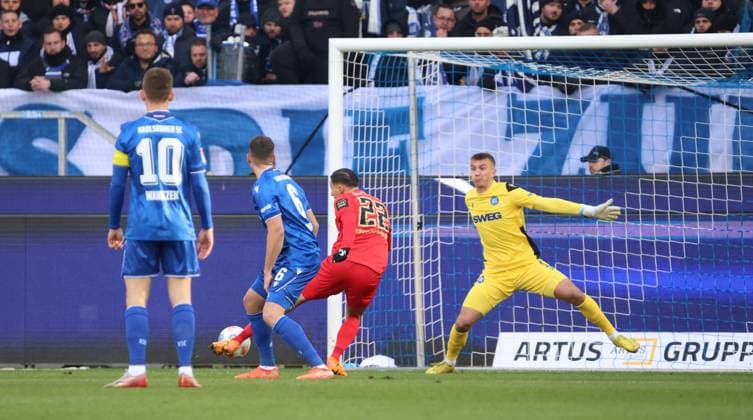 23 11 2025, Football, Men, 2 Bundesliga, Season 2025 2026, Karlsruher SC SV 07 Elversberg, Hans Christian Bernat Karlsruher SC saves against Younes Ebnoutalib SV 07 Elversberg Karlsruhe BBBank Wildpark Baden Württemberg Germany DEU Copyright: xFabianxKleerx