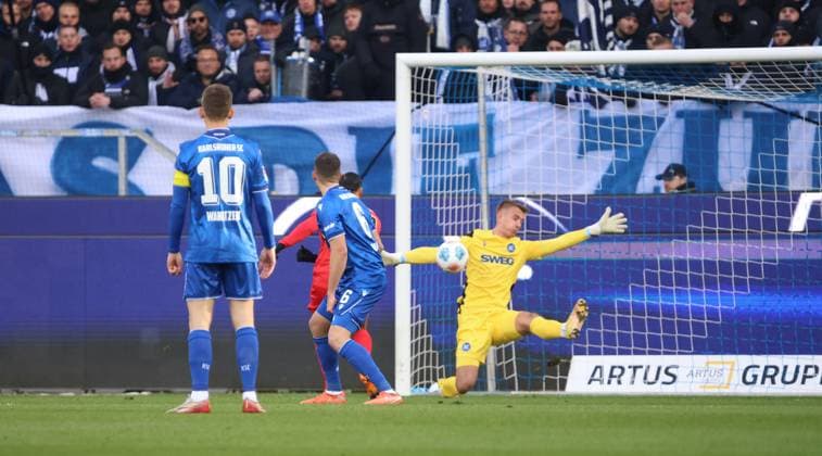 23 11 2025, Football, Men, 2 Bundesliga, Season 2025 2026, Karlsruher SC SV 07 Elversberg, Hans Christian Bernat Karlsruher SC saves against Younes Ebnoutalib SV 07 Elversberg Karlsruhe BBBank Wildpark Baden Württemberg Germany DEU Copyright: xFabianxKleerx