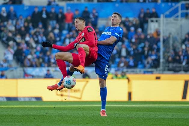 Soccer 2 Bundesliga, Matchday 13, Karlsruher SC SV Elversberg on 23 11 2025 in Karlsruhe BBBank Wildpark , Germany, Season 2025 2026 DFL REGULATIONS PROHIBIT ANY USE OF PHOTOGRAPHS AS IMAGE SEQUENCES AND OR QUASI VIDEO Younes Ebnoutalib 22, SVE in duel with Nicolai Rapp 6, KSC Karlsruhe BBBank Wildpark Germany Copyright: xChristophxKinzingerx
