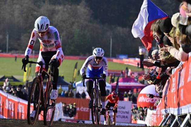 Kristyna Zemanova from Czechia (right) competes in the UCI Cyclo-cross World Cup race, category Elite Women, in Tabor, Czech Republic, on November 23, 2025. (CTKxPhoto VaclavxPancer) CTKPhotoP2025112303041  CTKPhotoP2025112303041