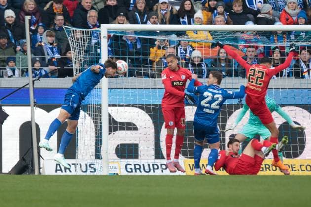 23 11 2025, xhettx, Fußball 2 Bundesliga, Karlsruher SC SV Elversberg v l Kopfballchance Marcel Franke Karlsruher SC, 28 DFL DFB REGULATIONS PROHIBIT ANY USE OF PHOTOGRAPHS as IMAGE SEQUENCES and or QUASI VIDEO Karlsruhe