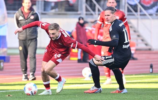 23 11 2025 Soccer Season 2025 2026 2 Soccer Bundesliga 13 Matchday 1 FC Nürnberg FCN Club DSC Arminia Bielefeld Sportfoto Zink xwoxzix DFL regulations prohibit any use of photographs as image sequences and or quasi video only for editorial use Tim Handwerker 29, Arminia Bielefeld Artem Stepanov 11, 1 FC Nürnberg FCN