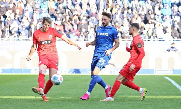 23 11 2025, Football, Men, 2 Bundesliga, Season 2025 2026, Karlsruher SC SV 07 Elversberg, Maximilian Rohr SV 07 Elversberg Fabian Schleusener Karlsruher SC Lukasz Poreba SV 07 Elversberg Karlsruhe BBBank Wildpark Baden Württemberg Germany DEU Copyright: xFabianxKleerx