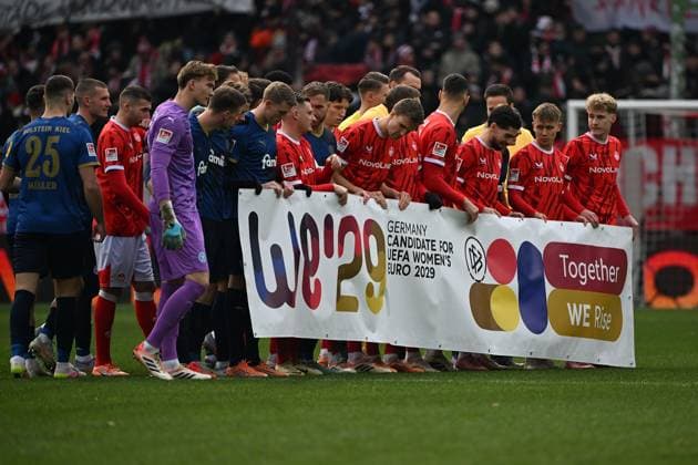 23 11 2025, xjhx, Soccer 2 Bundesliga, 1 FC Kaiserslautern Holstein Kiel v l WE 29 banner DFL DFB REGULATIONS PROHIBIT ANY USE OF PHOTOGRAPHS as IMAGE SEQUENCES and or QUASI VIDEO Kaiserslautern