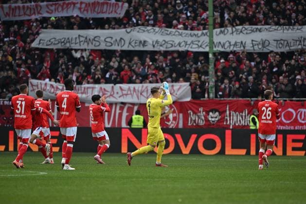 23 11 2025, xjhx, Soccer 2 Bundesliga, 1 FC Kaiserslautern Holstein Kiel v l The FCK players greet the fans , Julian Krahl 1 FC Kaiserslautern DFL DFB REGULATIONS PROHIBIT ANY USE OF PHOTOGRAPHS as IMAGE SEQUENCES and or QUASI VIDEO Kaiserslautern