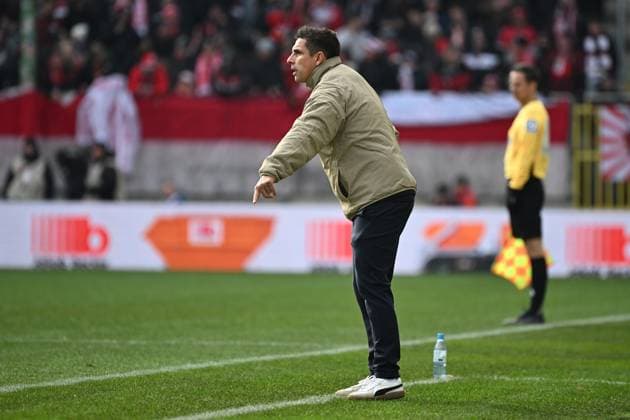 23 11 2025, xjhx, Soccer 2 Bundesliga, 1 FC Kaiserslautern Holstein Kiel v l Coach Marcel Rapp Holstein Kiel gives instructions, gesticulates, gesticulate with arms gives instructions, gesticulate DFL DFB REGULATIONS PROHIBIT ANY USE OF PHOTOGRAPHS as IMAGE SEQUENCES and or QUASI VIDEO Kaiserslautern