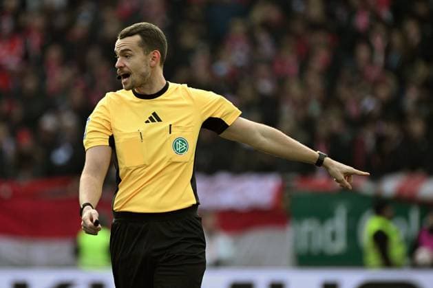 23 11 2025, xjhx, Soccer 2 Bundesliga, 1 FC Kaiserslautern Holstein Kiel v l Referee Referee Richard Hempel gives instructions, gesticulates, gesticulate with arms gives instructions, gesticulate DFL DFB REGULATIONS PROHIBIT ANY USE OF PHOTOGRAPHS as IMAGE SEQUENCES and or QUASI VIDEO Kaiserslautern