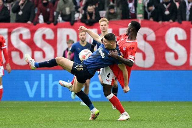 23 11 2025, xjhx, Fußball 2 Bundesliga, 1 FC Kaiserslautern Holstein Kiel v l Marcus Mueller Müller Holstein Kiel Maxwell Gyamfi 1 FC Kaiserslautern Zweikampf, Aktion, action, battle for the ball DFL DFB REGULATIONS PROHIBIT ANY USE OF PHOTOGRAPHS as IMAGE SEQUENCES and or QUASI VIDEO Kaiserslautern
