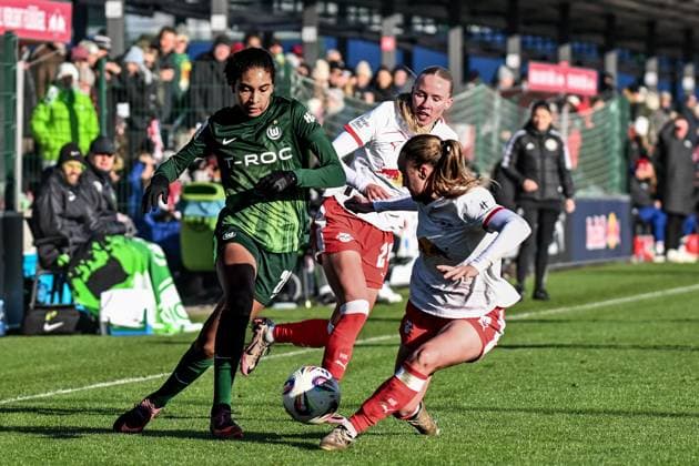 Soccer I Women I Season 2025 2026 I Bundesliga I 11 Matchday I RB Leipzig VfL Wolfsburg I 23 11 2025 Duel Cora Zicai 28, VfL Wolfsburg and Lou Ann Joly 6, Rasenballsport Leipzig , behind Nikoline Dudek 24, Rasenballsport Leipzig Leipzig RB Training Center, Cottaweg 7 Saxony Germany Copyright: xLobeca InesxHähnelx