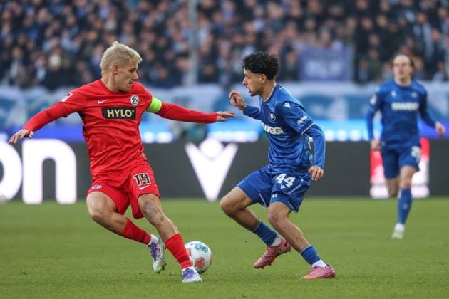 Eymen Laghrissi Karlsruher SC, 44 in duel with Pinckert Lukas SV Elversberg, 19 , Karlsruher SC vs SV Elversberg, 2 Bundesliga, Matchday 13, 2025 2026, 23 11 2025, DFL REGULATIONS PROHIBIT ANY USE OF PHOTOGRAPHS AS IMAGE SEQUENCES AND OR QUASI VIDEO, Karlsruher SC vs SV Elversberg, 2 Bundesliga, Matchday 13, 2025 2026, 23 11 2025 Karlsruhe Copyright: xEibner-Pressefoto JanxPrihodax EP_JPA