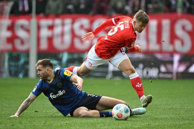 23 11 2025, xjhx, Fußball 2 Bundesliga, 1 FC Kaiserslautern Holstein Kiel v l Marco Komenda Holstein Kiel Naatan Mikael Skyttä 1 FC Kaiserslautern Zweikampf, Aktion, action, battle for the ball DFL DFB REGULATIONS PROHIBIT ANY USE OF PHOTOGRAPHS as IMAGE SEQUENCES and or QUASI VIDEO Kaiserslautern