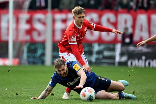 23 11 2025, xjhx, Fußball 2 Bundesliga, 1 FC Kaiserslautern Holstein Kiel v l Marco Komenda Holstein Kiel Naatan Mikael Skyttä 1 FC Kaiserslautern Zweikampf, Aktion, action, battle for the ball DFL DFB REGULATIONS PROHIBIT ANY USE OF PHOTOGRAPHS as IMAGE SEQUENCES and or QUASI VIDEO Kaiserslautern