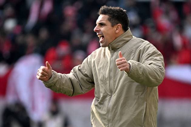 23 11 2025, xjhx, Soccer 2 Bundesliga, 1 FC Kaiserslautern Holstein Kiel v l Coach Marcel Rapp Holstein Kiel gives instructions, gesticulates, gesticulate with arms gives instructions, gesticulate DFL DFB REGULATIONS PROHIBIT ANY USE OF PHOTOGRAPHS as IMAGE SEQUENCES and or QUASI VIDEO Kaiserslautern