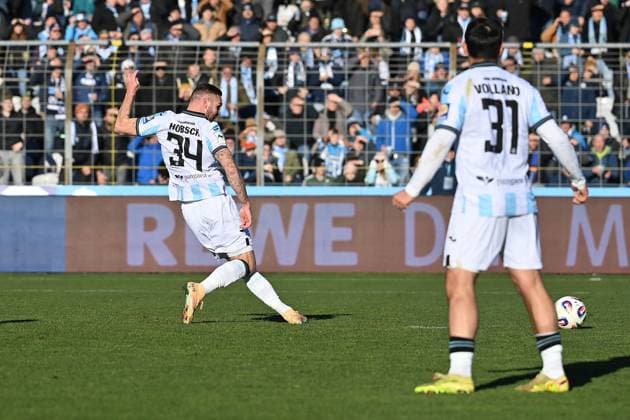 Goal Patrick HOBSCH TSV 1860 Muenchen to 1 0, Goal kick, action, left Clemens LIPPMANN 1860 Muenchen Soccer 3 Liga,15 Matchday, Season 2025 26 TSV 1860 Muenchen 1 FC Saarbrücken on 23 11 2025 GRUENWALDER STADION