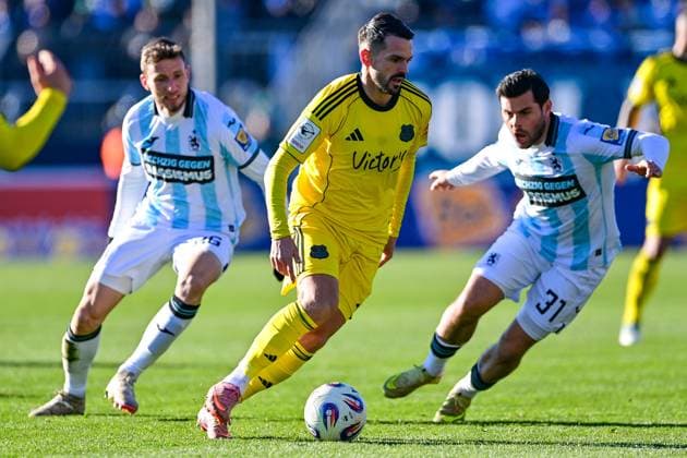 v li Max Reinthaler TSV 1860, 16 Kasim Rabihic Saarbruecken, 10 Kevin Volland TSV 1860, 31 in duel, duel, tackle, dynamics, action, 23 11 2025, Munich Germany , Football, 3 Liga, TSV 1860 München 1 FC Saarbrücken, DFB DFL REGULATIONS PROHIBIT ANY USE OF PHOTOGRAPHS AS IMAGE SEQUENCES AND OR QUASI VIDEO xslx