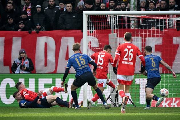 23 11 2025, xjhx, Fussball 2 Bundesliga, 1 FC Kaiserslautern Holstein Kiel v l Naatan Mikael Skyttä 1 FC Kaiserslautern Torschuetze, erzielt das Tor, Treffer, scores the goal 1 0 DFL DFB REGULATIONS PROHIBIT ANY USE OF PHOTOGRAPHS as IMAGE SEQUENCES and or QUASI VIDEO Kaiserslautern