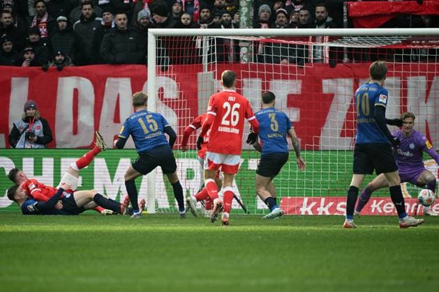 23 11 2025, xjhx, Fussball 2 Bundesliga, 1 FC Kaiserslautern Holstein Kiel v l Naatan Mikael Skyttä 1 FC Kaiserslautern Torschuetze, erzielt das Tor, Treffer, scores the goal 1 0 DFL DFB REGULATIONS PROHIBIT ANY USE OF PHOTOGRAPHS as IMAGE SEQUENCES and or QUASI VIDEO Kaiserslautern