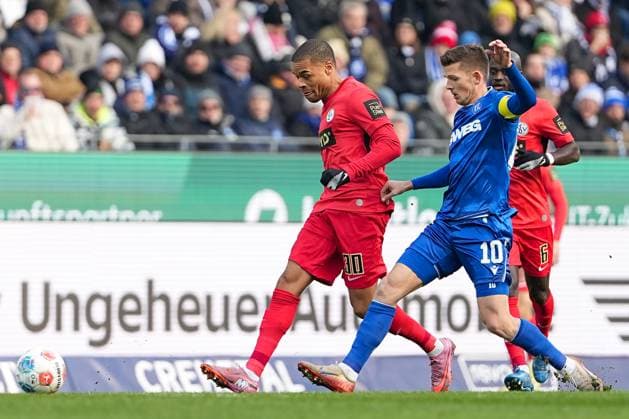 Soccer 2 Bundesliga, Matchday 13, Karlsruher SC SV Elversberg on 23 11 2025 in Karlsruhe BBBank Wildpark , Germany, Season 2025 2026 DFL REGULATIONS PROHIBIT ANY USE OF PHOTOGRAPHS AS IMAGE SEQUENCES AND OR QUASI VIDEO Jan Gyamerah 30, SVE in duel with Marvin Wanitzek 10, KSC Karlsruhe BBBank Wildpark Germany Copyright: xChristophxKinzingerx